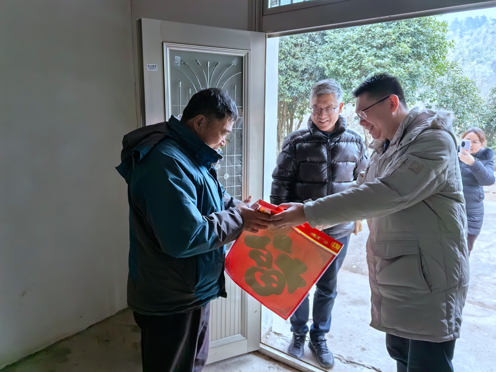 國聯黨(dǎng)支部組織黨(dǎng)員走訪(fǎng)慰問大廟村困難群衆